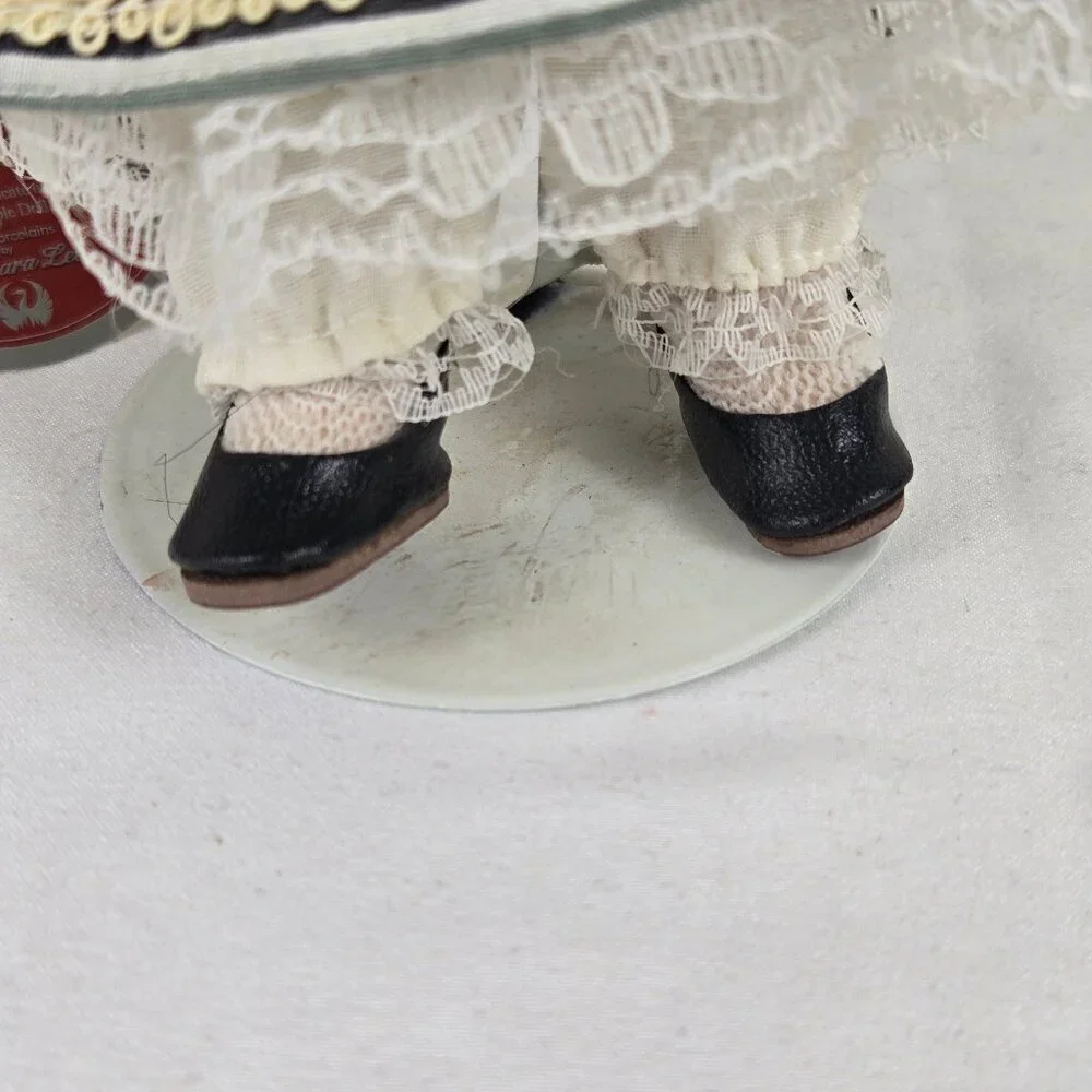 Dolls of the World size color